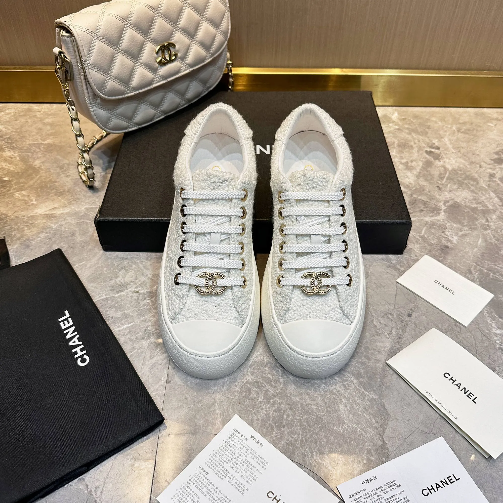 👟👟Ex-factory price 440👟👟 Chanel Chanel - 2024 counter top casual sports shoes This classic design; the upper is electro-embroidered with a variety of craftsmanship; the outsole is fashionable and sporty; it is extraordinary and incorporates a variety of color matching elements... The diversified mix and match is very good-looking and versatile, casual, fashionable, sports and outdoor can be taken into account... ꫛꫀꪝ Go➫ Material: ❶Upper made of: Original imported cowhide ❷Inside made of: original imported breathable sheepskin ❸Outsole based on: original TPU outsole Full set of boutique packaging for women 35–41